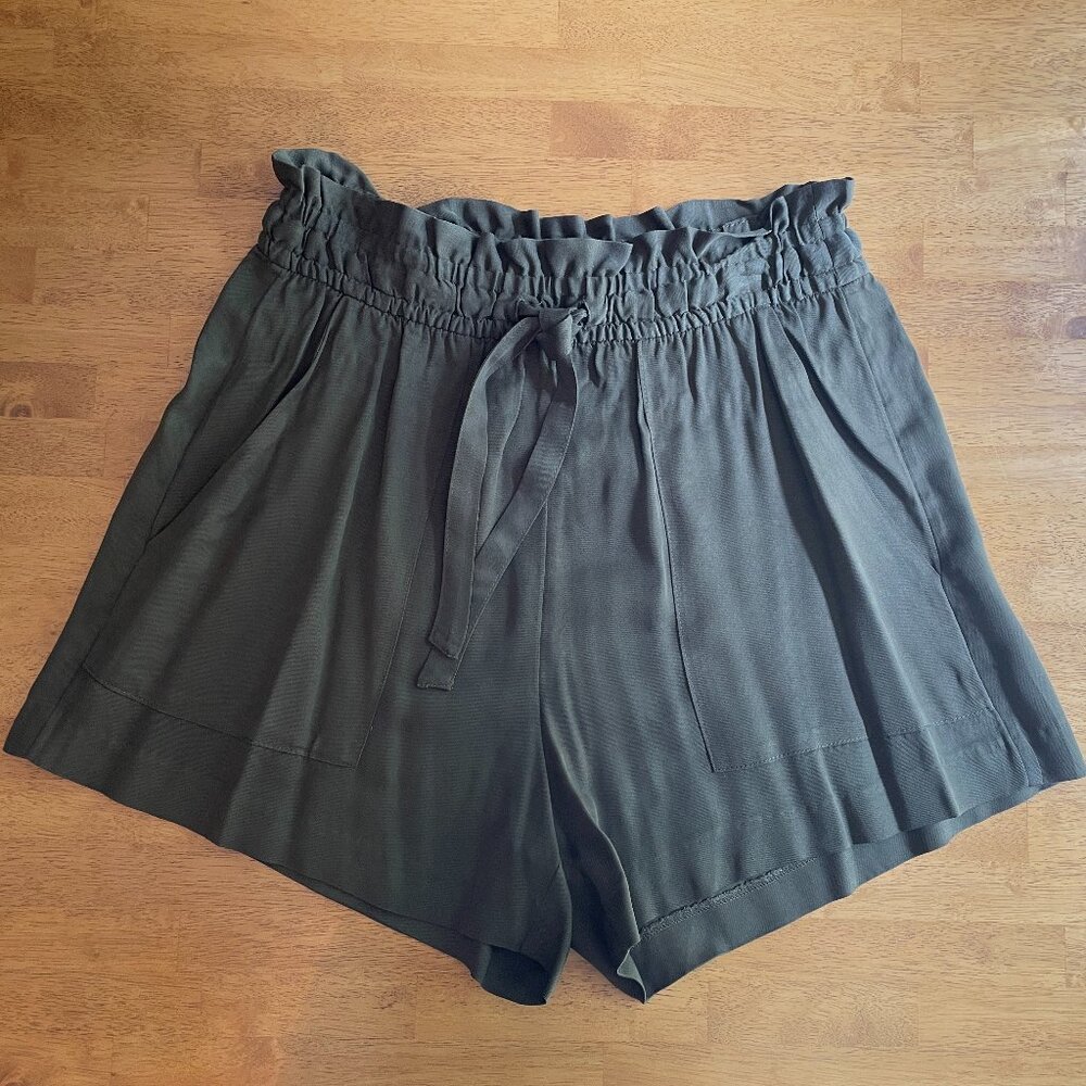 Size 14 H&M army green paperbag shorts